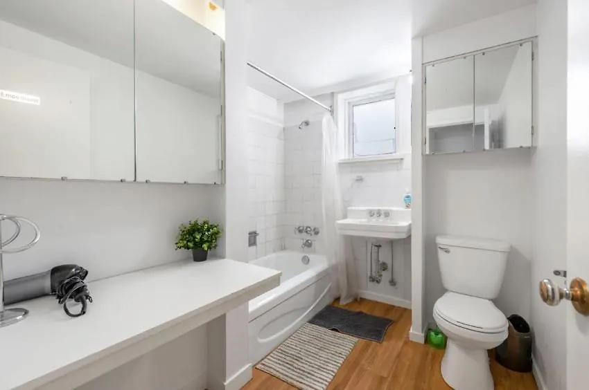 Guest house Spacious Bedroom House In Vancouver With Modern Amenities Canada